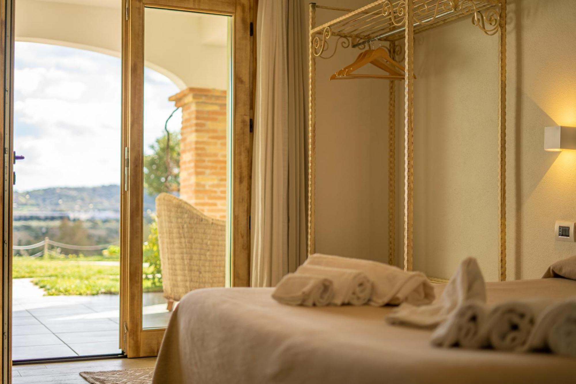 Hotel Essenza Di Mirto La Caletta Zewnętrze zdjęcie