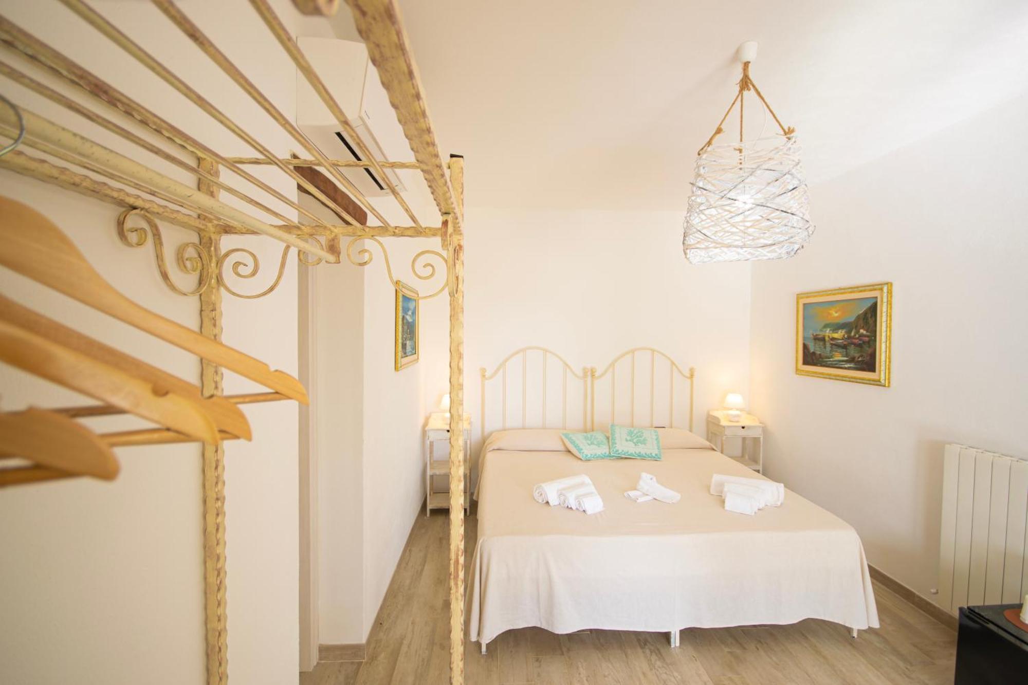 Hotel Essenza Di Mirto La Caletta Pokój zdjęcie